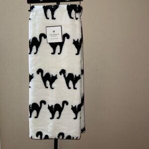 New Store House 50 x 70” Halloween White Black Cats Luxe Faux Fur Throw Blanket